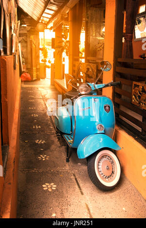 Bali, Indonesien - 4. Juli 2017. Blaue Marke Vespa-Roller an einem Ort in Ubud Bali Idonesia. Stockfoto