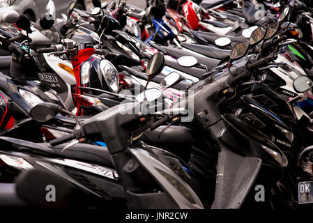 Bali, Indonesien - 4. Juli 2017. Verschiedenen Vermietung Motorräder strukturierten Hintergrund geparkt Stockfoto