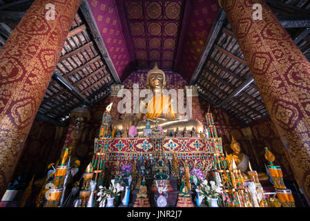 LUANG PRABANG, LAOS - 11. März 2017: Weitwinkel-Bild von Buddha und andere Bilder in buddhistische Tempel befindet sich in der Stadt Luang Prabang zu sitzen, Stockfoto