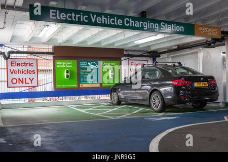 Plug-in Hybrid BMW 3er geparkt in Parkhaus. Eine Ladestation für Elektrofahrzeuge, auch EV-Ladestation, elektrische Ladestation, Ladestation, Ladestation, Ladestation und EVSE in Preston, Lancashire, Großbritannien Stockfoto