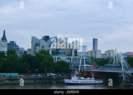 Blick vom Bahnhof aus in das London Eye. Stockfoto