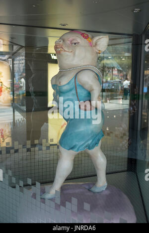 Eine Skulptur mit einer modischen Schwein Dame Einkaufen im Parkview Green FangCaoDi in Peking, China. 30. Juli 2017 Stockfoto