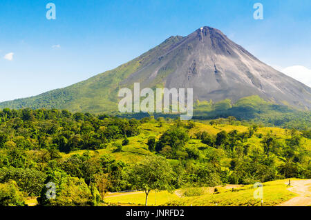 Typische schlafender Vulkan: Vulkan Arenal (Costa Rica, La Fortuna). Stockfoto