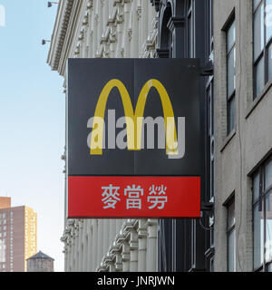 Zeichen der McDonald's-Restaurant mit chinesischen Schriftzeichen in Chinatown Manhattan, New York, NY, USA. Stockfoto