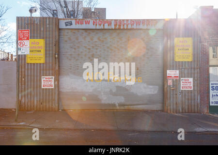 Fensterläden, rostigen Tor, die Zugehörigkeit zu einer "New Hope Fellowship" in Bay Ridge, Brooklyn, New York, NY, USA im Herbst 2014. Stockfoto