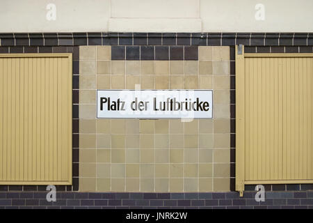 Bahnhof-Zeichen an der u-Bahn station Platz der Luftbrucke, Berlin, Deutschland. Stockfoto