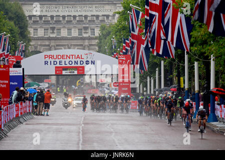 Classique, das Profi-Radrennen der Frauen der "Classique"-Tour der Welt. Teil des Radfahrerevents in London rund um den St. James's Park, Großbritannien Stockfoto