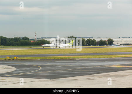 Prag, Tschechische Republik - 16. Juni 2017: Boeing der Air Baltic Airlines landet auf Vaclav Havel Prager Flughafen Ruzyne, Tschechische Republik. Stockfoto