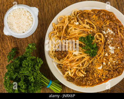 Italienische Spaghetti Bolognese Essen vor einem dunklen Eiche Holz Hintergrund Stockfoto