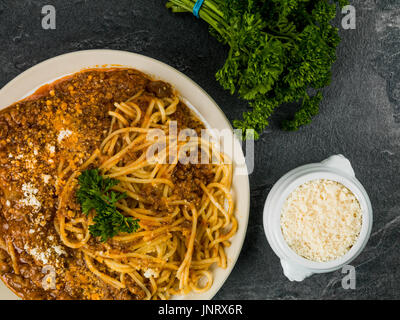 Italienische Spaghetti Bolognese Essen gegen einen schwarzen Schiefer Fliesen Stockfoto