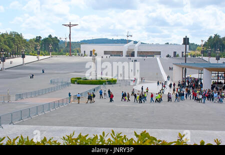 FATIMA, PORTUGAL - 30. April 2012: Die Touristengruppen und Pilger auf dem Gebiet der Wallfahrtskirche unserer lieben Frau von Fatima, am 30. April in Fatima. Stockfoto