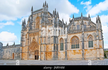 Die Fassade des dominikanischen Klosters von Santa Maria da Vitoria, dekoriert im gotischen Stil mit geschnitzten Stein Details, befindet sich in Batalha, Portugal. Stockfoto