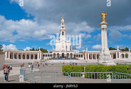 FATIMA, PORTUGAL - 30. April 2012: Die Fassade des Sanctuary of Our Lady of Fatima mit den goldenen Statue von Jesus Christus im Vordergrund, am 30. April Stockfoto