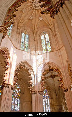 BATALHA, PORTUGAL - 30. April 2012: The Founders Kapelle St. Mary Sieg Kloster verziert mit geschnitzten Bögen und malerischen Glasfenster, Stockfoto