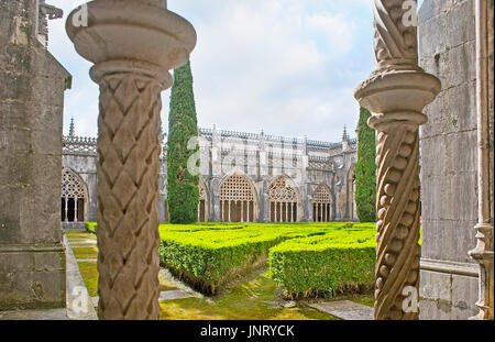 BATALHA, PORTUGAL - 30. April 2012: Die geschnitzten Säulen mit verschiedenen Mustern schmücken das königliche Kloster König Johann i. im Kloster von St. Mary von Vi Stockfoto