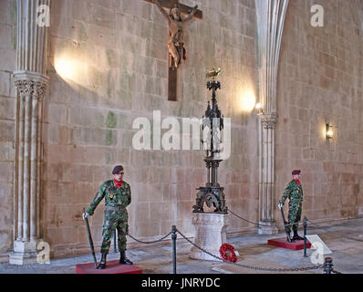 BATALHA, PORTUGAL - 30. April 2012: Das Kapitelhaus im Kloster von St. Mary des Sieges mit zwei Wachen an den Gräbern von zwei unbekannten Soldaten getötet, ich Stockfoto