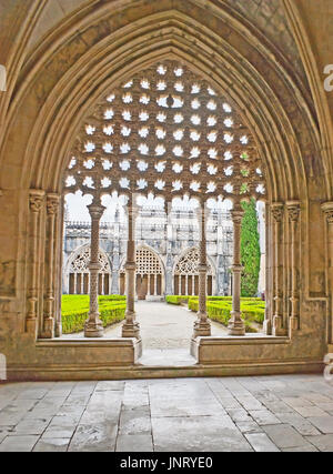 BATALHA, PORTUGAL - 30. April 2012: Das Portal, was zu den Kreuzgang von König John ich im Kloster St Mary des Sieges, dekoriert mit feinen geschnitzten p Stockfoto