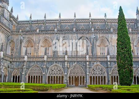 BATALHA, PORTUGAL - 30. April 2012: Kalkstein Kreuzgang von Johann Ohneland ich im Kloster von St. Mary des Sieges mit reich verzierten Arkaden, schlanke colu Stockfoto