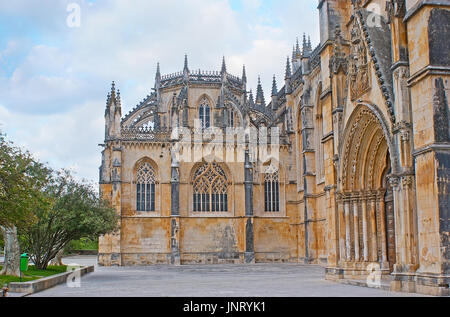 Exterieur der Batalha Kloster von Santa Maria da Vitoria, der Blick auf Turm der Unfisnished Kapelle, Portugal. Stockfoto