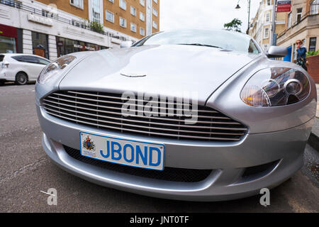 Aston Martin DB9 mit Private Kennzeichen J Bond, Harrington Road, Kensington, London, UK Stockfoto