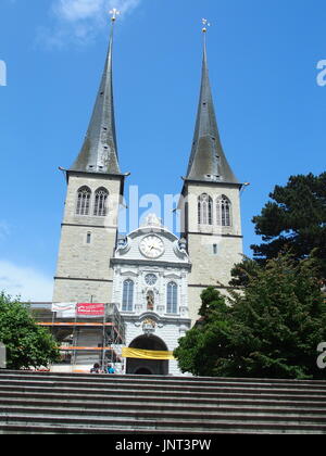 Luzern, Schweiz, Europa, Juli 2016: Fassade der Römisch-katholischen Kirche St. Leodegar im Stil der Renaissance mit Treppen in Schweizer Stadtzentrum. Stockfoto