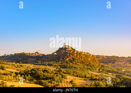 BAGNO VIGNONI, Italien - 23. Juli 2017 - Blick auf die toskanische Landschaft von Bagno Vignoni würde ein kleines Dorf im Val'Orcia. Stockfoto