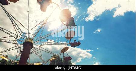 Amusement Park Karussell gegen blauen Himmel mit Textfreiraum Stockfoto