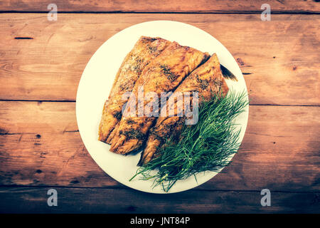 geräucherte Makrele Fischfilet mit Kräutern. Ansicht von oben Stockfoto