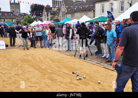 Boule-Wettbewerb, jährliche Veranstaltung im Sherston, UK. Interessiert Spieler hart zu konzentrieren, während Sie gefilmt. Stockfoto