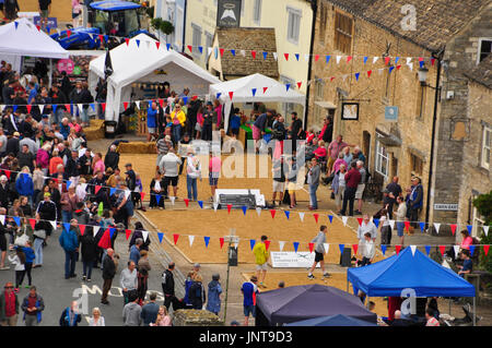 Jährliche Boule-Wettbewerb statt in Sherston, Wilts. VEREINIGTES KÖNIGREICH. Blick auf die Spiele von der Spitze des Kirchturms genommen. Stockfoto