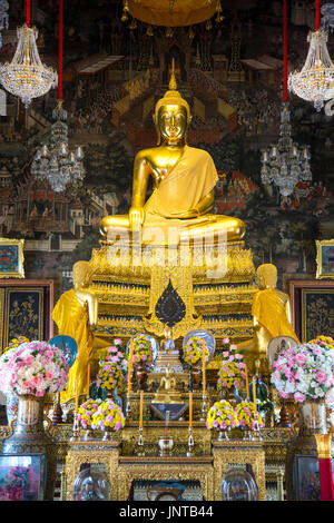 Sitzen Sie Buddha-Statue im Tempel Wat Arun (Tempel der Morgenröte) in Bangkok, Thailand Stockfoto