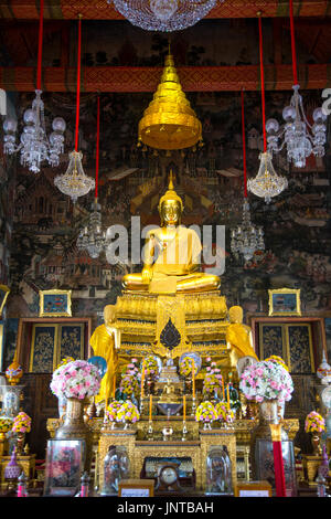 Sitzende buddha-Statue im Ucobot im Wat Arun Tempel (Tempel der Morgenröte) in Bangkok, Thailand Stockfoto