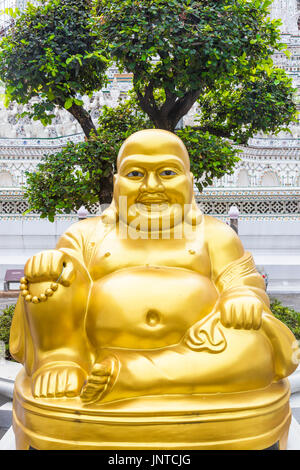 Statue von lächelnden fetten goldenen Buddha (chinesischen Gott des Glücks) im Wat Arun (Tempel der Morgenröte) in Bangkok, Thailand Stockfoto