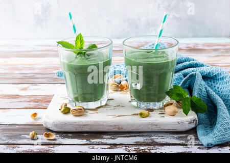 Zwei Gläser gesunden grünen smoothie Stockfoto