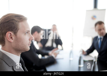 Close-up Portrait von Thougtful Business-Mann bei Begegnung im Büro Stockfoto