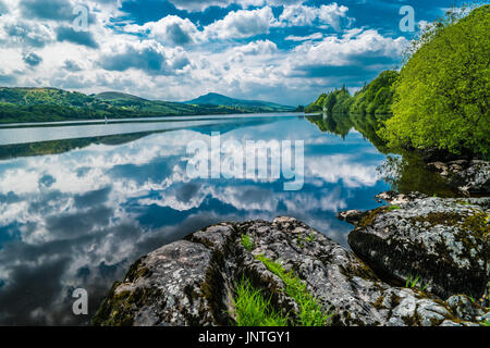 Cloud-Reflexionen in Bala Lake, North Wales Stockfoto