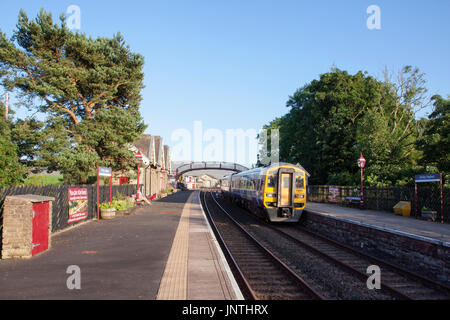 Northern Rail Class 158 in Kirkby Stephen Station auf der malerischen Vereinbaren und Carlisle in Cumbria. Ein Service von Leeds zu Carlise Stockfoto