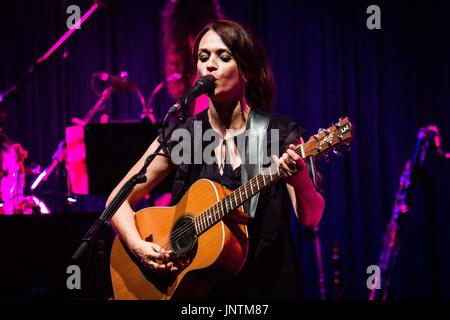 Gardone Riviera, Italien. 29. Juli 2017. Der italienische Sänger und Songwriter Carmen Consoli abgebildet auf der Bühne Anfiteatro Vittoriale in Gardone Riviera Brescia, Italien. Bildnachweis: Roberto Finizio/Pacific Press/Alamy Live-Nachrichten Stockfoto