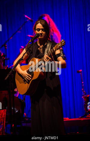 Gardone Riviera, Italien. 29. Juli 2017. Der italienische Sänger und Songwriter Carmen Consoli abgebildet auf der Bühne Anfiteatro Vittoriale in Gardone Riviera Brescia, Italien. Bildnachweis: Roberto Finizio/Pacific Press/Alamy Live-Nachrichten Stockfoto