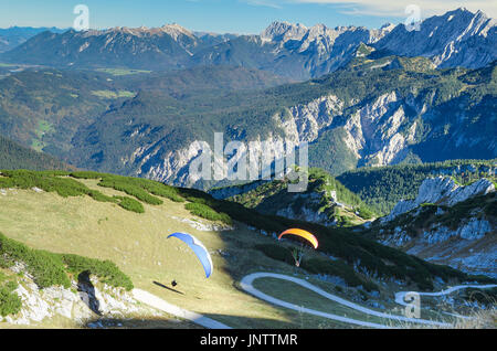 Paar Paraplane starten und Segelfliegen in den Bayerischen Alpen. Stock Foto mit Luftbild auf alpinen Landschaft. Stockfoto