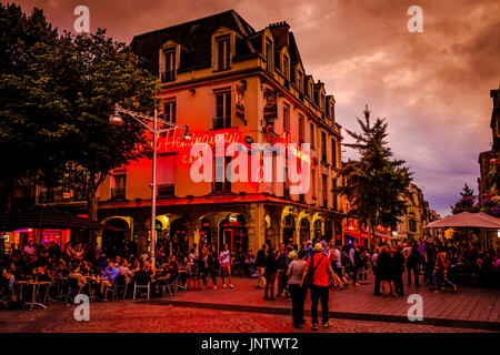 Menschen, die genießen, die Cafés und Restaurants im Ort Drouet Erlon, Reims, Frankreich während der Eveming. Stockfoto