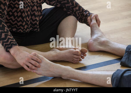 Performer Füße, Beine, auf Blured Hintergrund. Tänzerin improvisieren, Tänzer Kontakt, Erdgeschoss, Tanzimprovisation Leistung Stockfoto