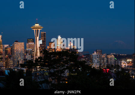 Retro-Bild von Space Needle und Downtown Seattle in Richtung Dämmerung Stockfoto
