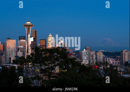 Retro-Bild von Space Needle und Downtown Seattle in Richtung Dämmerung Stockfoto