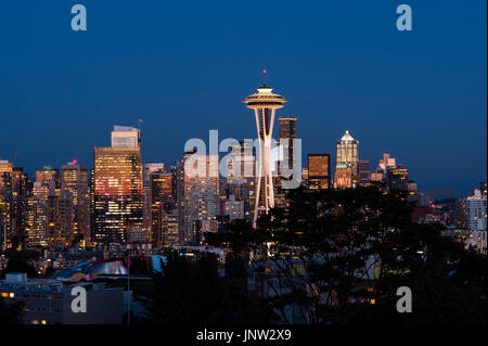 Retro-Bild von Space Needle und Downtown Seattle in Richtung Dämmerung Stockfoto