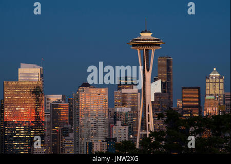 Retro-Bild von Space Needle und Downtown Seattle in Richtung Dämmerung Stockfoto