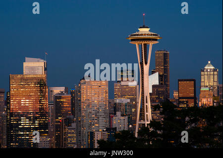 Retro-Bild von Space Needle und Downtown Seattle in Richtung Dämmerung Stockfoto
