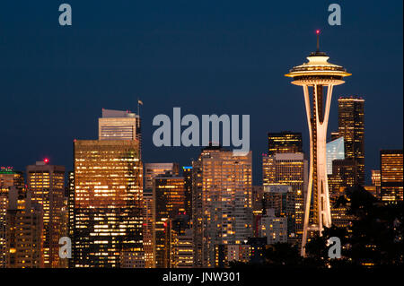 Retro-Bild von Space Needle und Downtown Seattle in Richtung Dämmerung Stockfoto