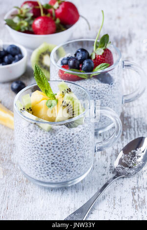 Chia-Samen-Pudding mit frischen Früchten Stockfoto