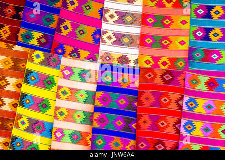 Sehen Sie sich auf farbenfrohe Stoffe auf Markt in Chichicastenango Stockfoto